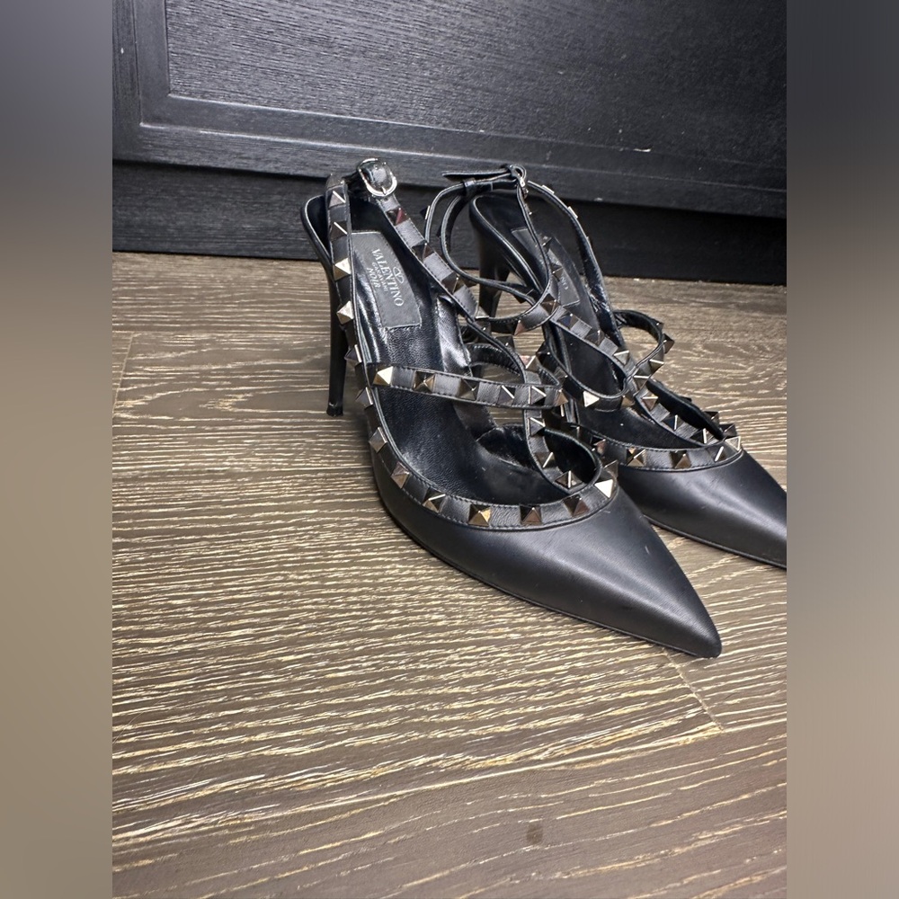 VALENTINO GARAVANI | Noir Rockstud Pointed Toe Heels | Size 38 - Picture 5 of 13